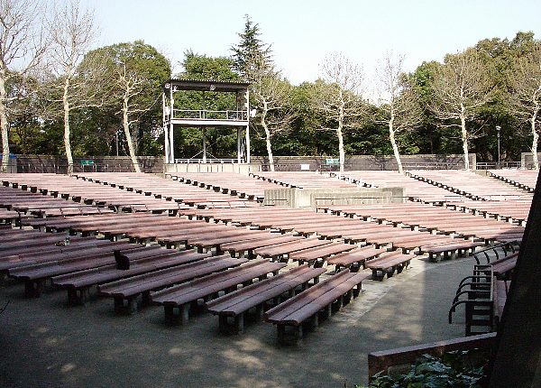 日比谷野外音楽堂座席の画像です 日比谷野外音楽堂座席の画像です