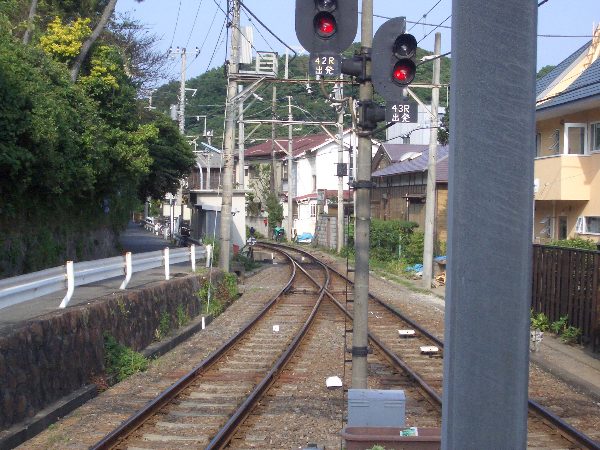 ホーム端から鎌倉方を見た画像です ホーム端から鎌倉方を見た画像です