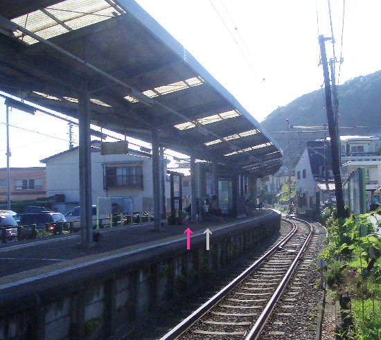稲村ヶ崎駅ホームをロングでとらえた画像です 稲村ヶ崎駅ホームをロングでとらえた画像です