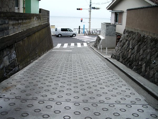 稲村ヶ崎駅入口交差点の画像です 稲村ヶ崎駅入口交差点の画像です