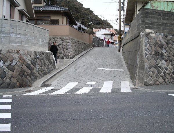 稲村ヶ崎駅入口交差点を反対側から見た画像です 稲村ヶ崎駅入口交差点を反対側から見た画像です