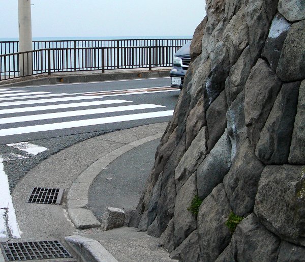 稲村ヶ崎駅入口交差点横断歩道上の画像です 稲村ヶ崎駅入口交差点横断歩道上の画像です