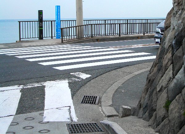 稲村ヶ崎駅入口交差点内の画像です 稲村ヶ崎駅入口交差点内の画像です