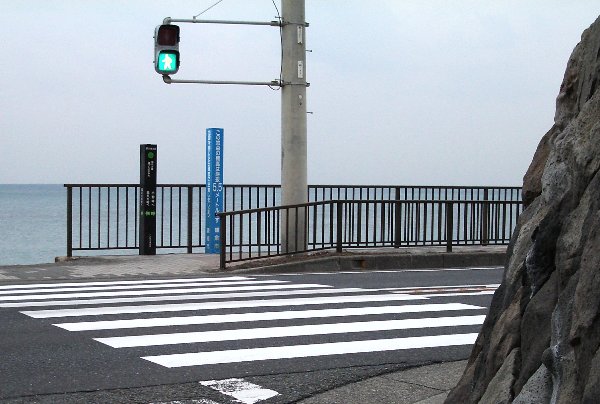 稲村ヶ崎駅入口交差点内の画像です 稲村ヶ崎駅入口交差点内の画像です