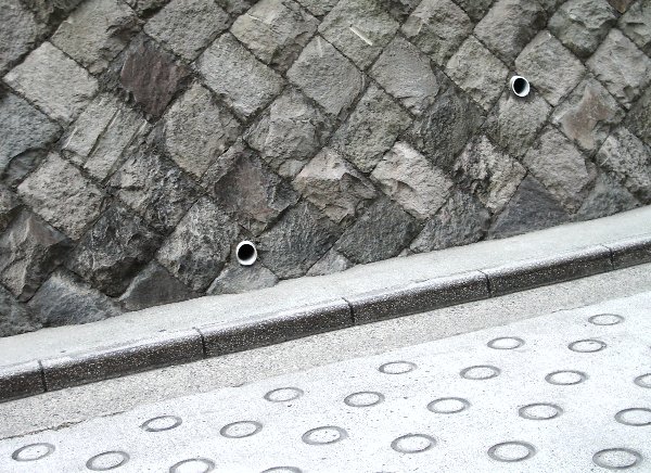 稲村ヶ崎入口交差点から坂を上るところの画像です 稲村ヶ崎入口交差点から坂を上るところの画像です