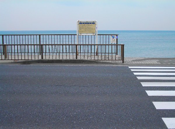 稲村ヶ崎駅入口交差点の海よりの画像です 稲村ヶ崎駅入口交差点の海よりの画像です