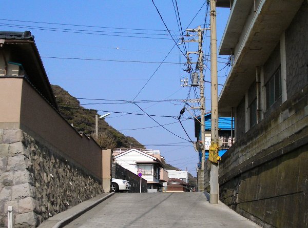 稲村ヶ崎入口交差点から坂を上るところの画像です 稲村ヶ崎入口交差点から坂を上るところの画像です