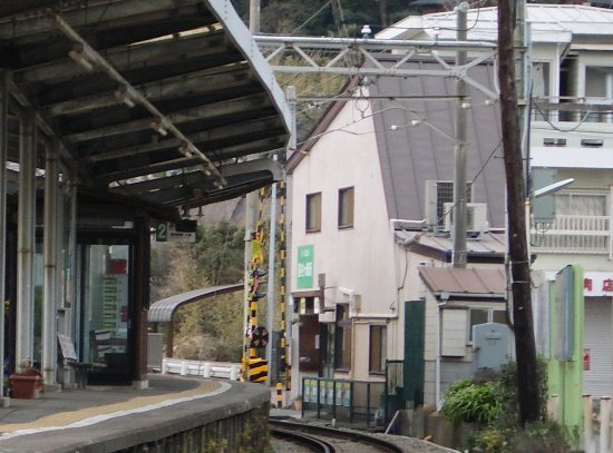 稲村ヶ崎駅ホーム2番線よりの画像です 稲村ヶ崎駅ホーム2番線よりの画像です