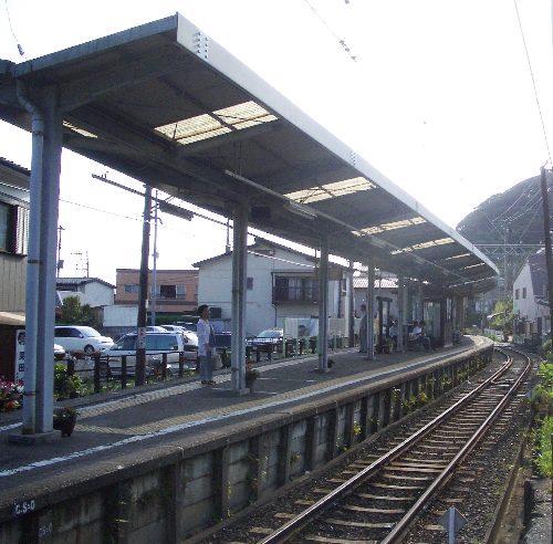 稲村ヶ崎駅ホームを山側から見た画像 稲村ヶ崎駅ホームを山側から見た画像