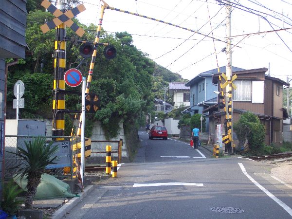 稲村ヶ崎1号踏切の画像です 稲村ヶ崎1号踏切の画像です