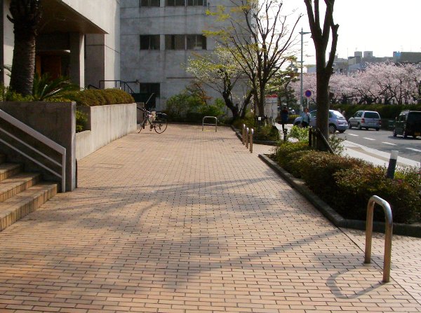 教会前のセットバック部分の画像です 教会前のセットバック部分の画像です