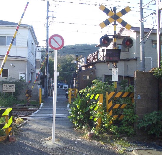 横須賀線今小路踏切の画像です 横須賀線今小路踏切の画像です