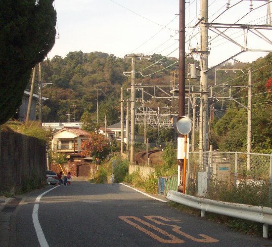 横須賀線寿福寺踏切先の画像です 横須賀線寿福寺踏切先の画像です