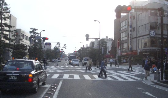 鎌倉駅東口前の交差点の画像です 鎌倉駅東口前の交差点の画像です