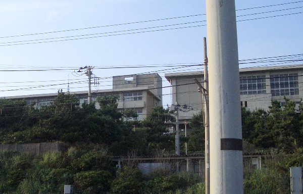 七里ヶ浜高校を望む画像です 七里ヶ浜高校を望む画像です