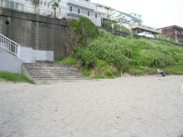 峯ヶ原付近の浜から岸壁を見た画像です 峯ヶ原付近の浜から岸壁を見た画像です