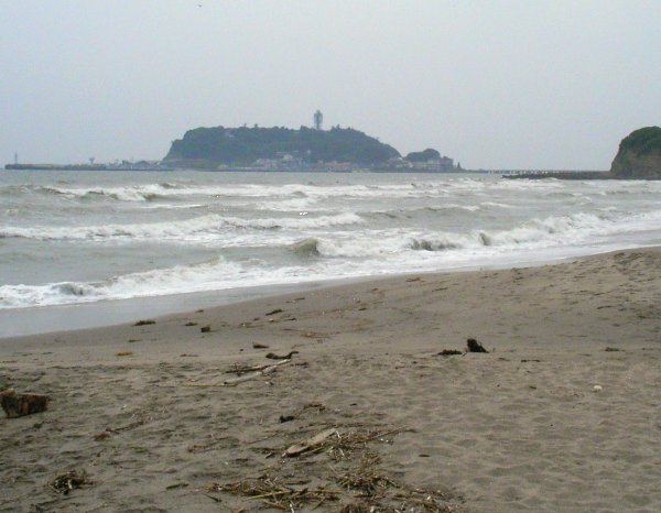 峯ヶ原バス停下の海岸から江ノ島を望む画像です 峯ヶ原バス停下の海岸から江ノ島を望む画像です