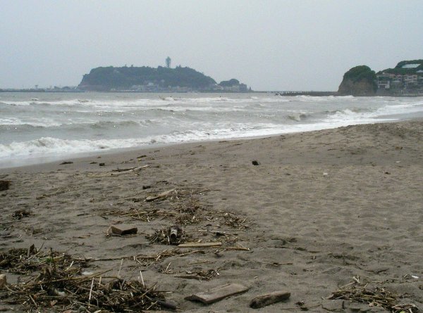 夕闇迫る江ノ島を望む画像です 夕闇迫る江ノ島を望む画像です
