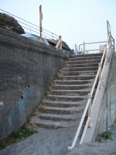峯ヶ原バス停下の階段の画像です 峯ヶ原バス停下の階段の画像です