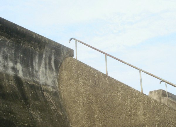 防波堤をやや下から見た画像です 防波堤をやや下から見た画像です