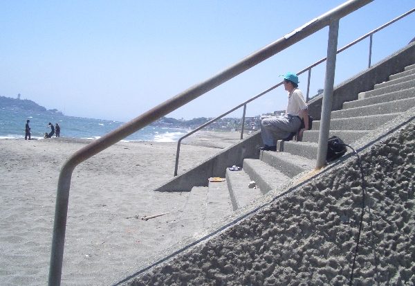 七里ヶ浜休憩所下階段の側面画像です 七里ヶ浜休憩所下階段の側面画像です