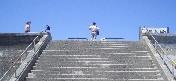 七里ヶ浜休憩所下階段上部の画像です 七里ヶ浜休憩所下階段上部の画像です