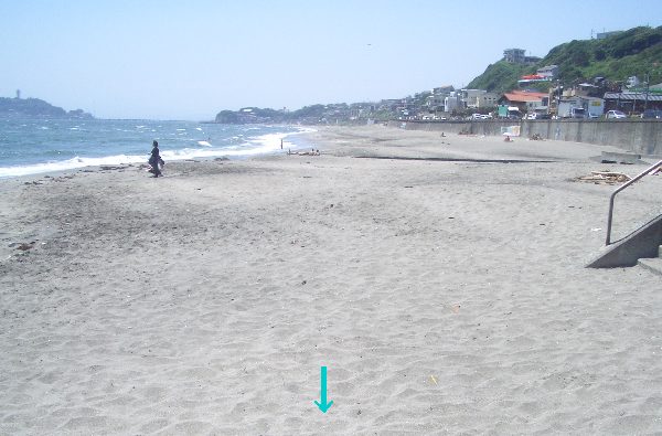 七里ヶ浜休憩所下階段の前の画像です 七里ヶ浜休憩所下階段の前の画像です