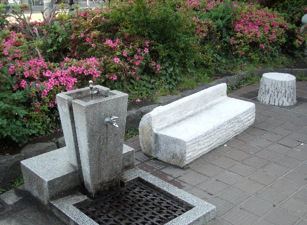 西口小公園内のベンチの画像です 西口小公園内のベンチの画像です