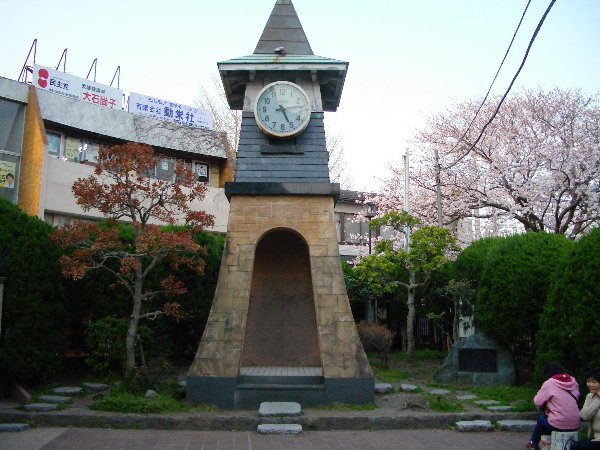 春の時計台の画像です 春の時計台の画像です