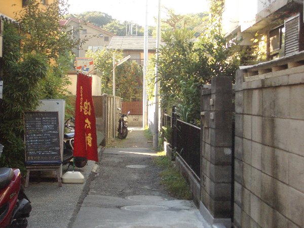 小町通り脇の路地の画像です 小町通り脇の路地の画像です