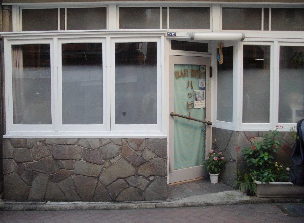 小町通りのバーバーの前の画像です 小町通りのバーバーの前の画像です