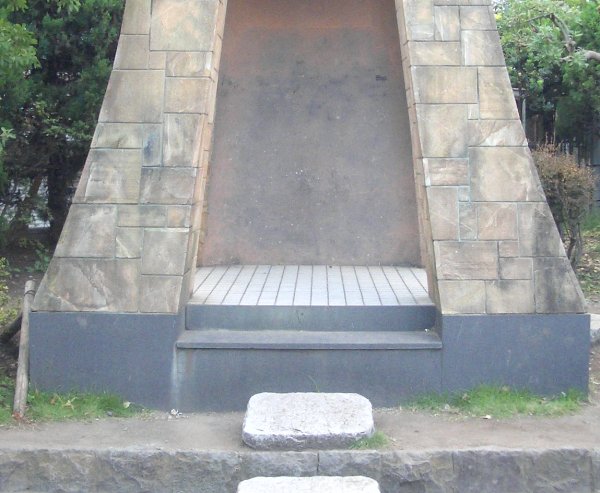 西口時計台の基部の画像です 西口時計台の基部の画像です