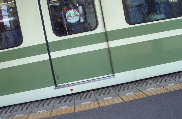 鎌倉駅4番ホームに停車する1000形電車のドア部画像 鎌倉駅4番ホームに停車する1000形電車のドア部画像