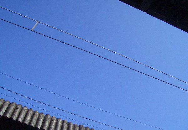 江ノ電鎌倉駅ホームから見上げた空の画像です 江ノ電鎌倉駅ホームから見上げた空の画像です