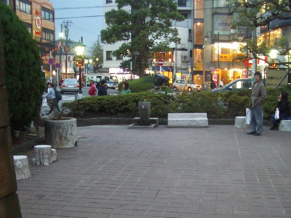 鎌倉駅西口時計台前から公園内を写した画像です 鎌倉駅西口時計台前から公園内を写した画像です
