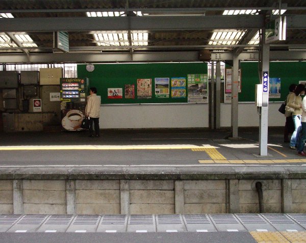 鎌倉駅江ノ電3番ホームの画像です 鎌倉駅江ノ電3番ホームの画像です