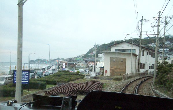 江ノ島電鉄の車内から見た線路の画像 江ノ島電鉄の車内から見た線路の画像