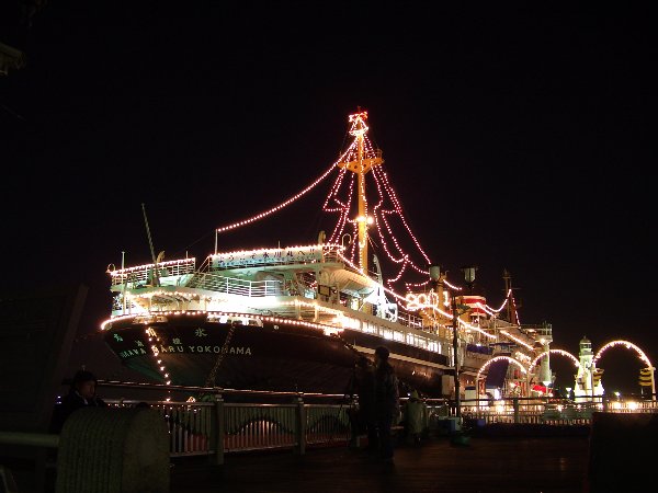 夜の氷川丸の画像です 夜の氷川丸の画像です