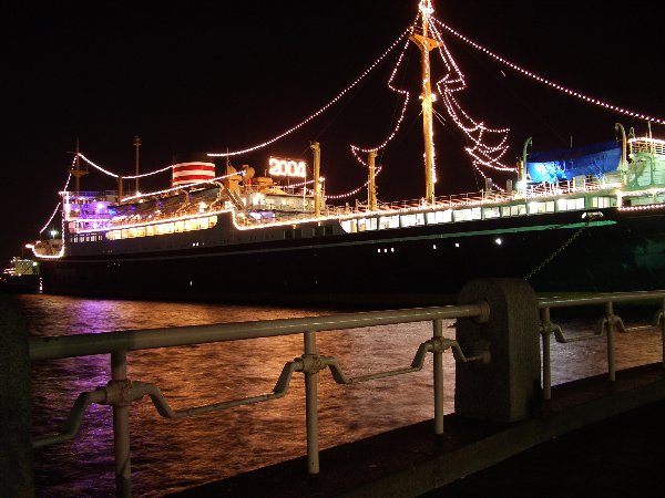 夜の氷川丸の画像です 夜の氷川丸の画像です