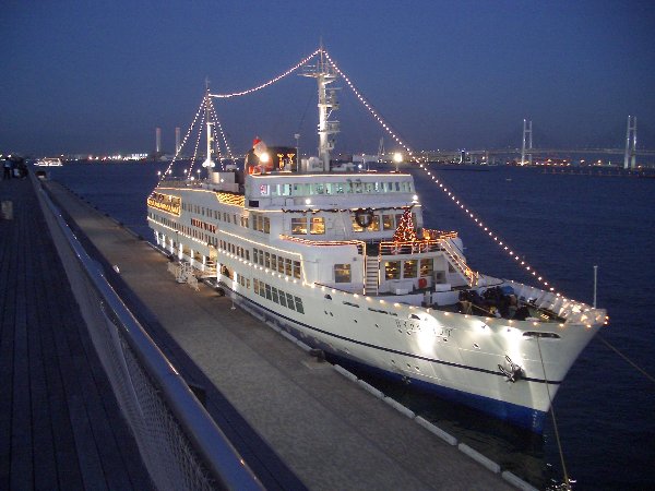 横浜港クルーズ船「ロイヤルウィング」号の画像です 横浜港クルーズ船「ロイヤルウィング」号の画像です