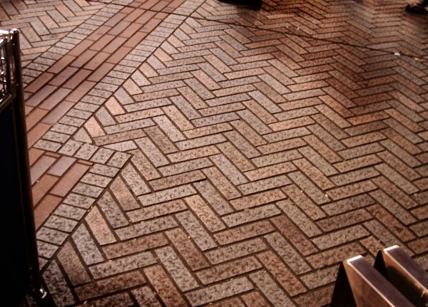 伊勢佐木モールの路面を見た画像です 伊勢佐木モールの路面を見た画像です