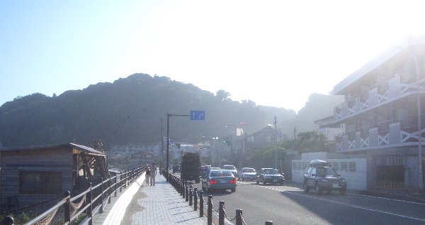 国道沿いの歩道の画像です