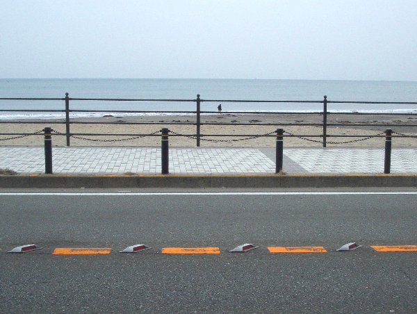 国道から由比ヶ浜を望む画像です 国道から由比ヶ浜を望む画像です