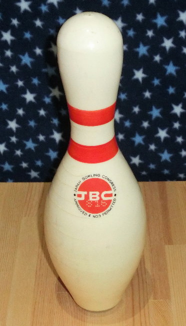 普通のボウリングピンの画像です 普通のボウリングピンの画像です