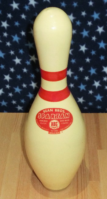 普通のボウリングピンの画像です 普通のボウリングピンの画像です