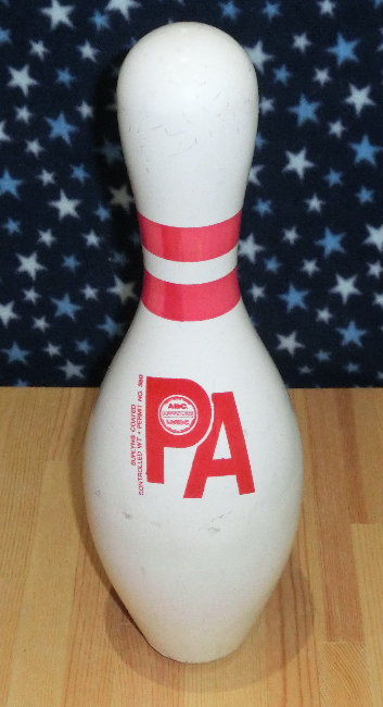 普通のボウリングピンの画像です 普通のボウリングピンの画像です