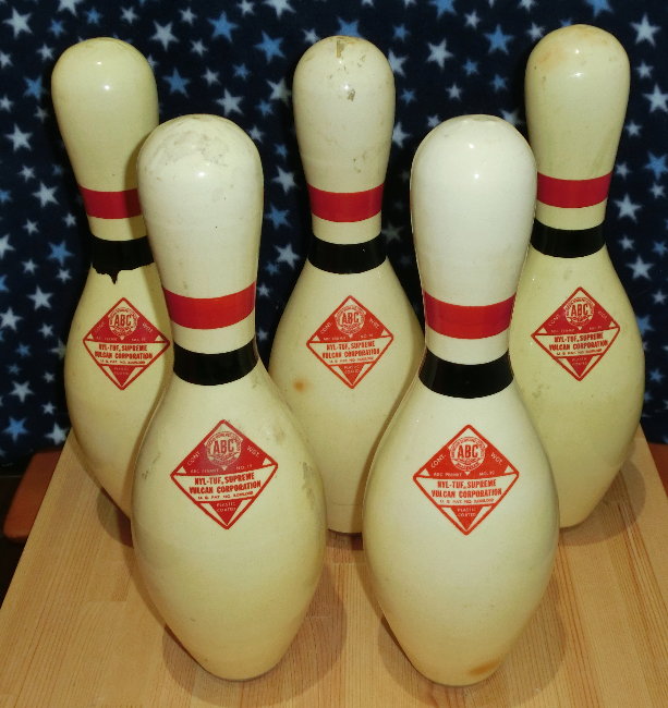 普通のボウリングピンの画像です 普通のボウリングピンの画像です