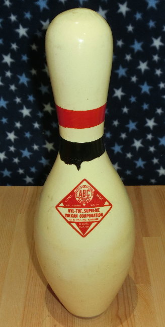 普通のボウリングピンの画像です 普通のボウリングピンの画像です