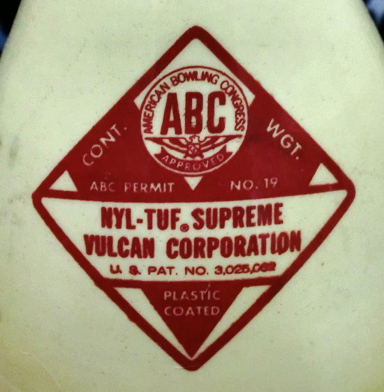 普通のボウリングピンの画像です 普通のボウリングピンの画像です