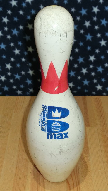 普通のボウリングピンの画像です 普通のボウリングピンの画像です